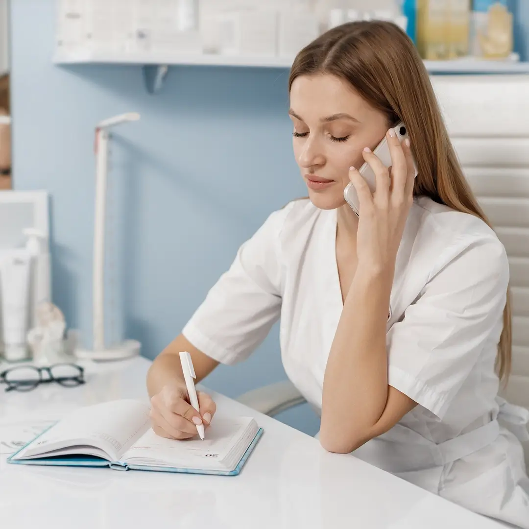 Recepciós nő felveszi a kapcsolatot a vendéggel